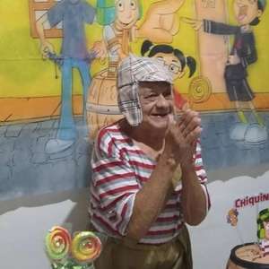 Neta publica foto do avô comemorando aniversário vestido de 'Chaves' e 'senhor Barriga' compartilha