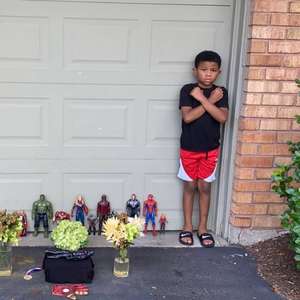 Garoto de 7 anos faz memorial para Chadwick Boseman com ...