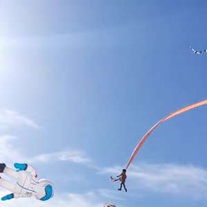 Menina de 3 anos sobrevive após ser levada ao ar por pipa gigante