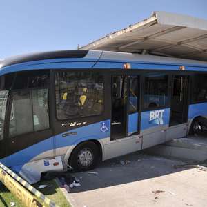 Ônibus desvia de viatura, invade estação e deixa 15 feridos