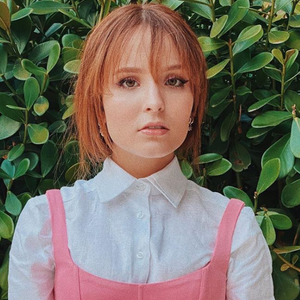 Larissa Manoela ensina a combinar camisa branca com vestido