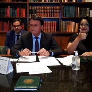 Bolsonaro contesta pena maior para maus-tratos a animais e diz que fará 'enquete' sobre sanção à lei