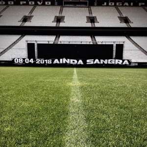 Torcida do Corinthians faz faixa provocativa ao Palmeiras