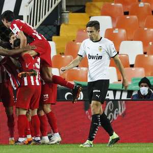 Atlético de Madrid vence Valencia e cola na liderança