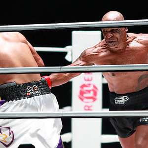 Tyson vai pra cima de Roy Jones Jr, mas duelo acaba empatado