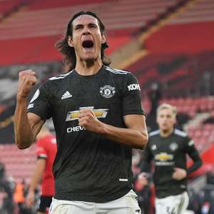 Cavani sai do banco e resolve a vida do United pelo Inglês