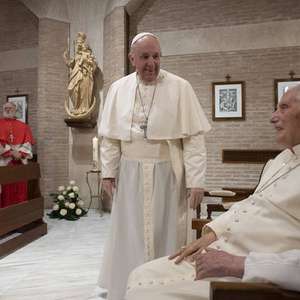 Bento XVI tem 'dificuldades para se expressar', diz cardeal