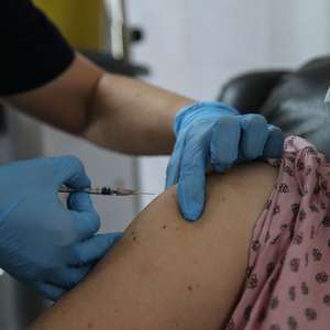 Vacina contra covid-19: Reino Unido é 1º país a aprovar imunizante da Pfizer e pode iniciar aplicação em uma semana