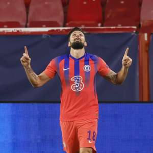 Giroud brilha com 4 gols, e Chelsea goleia Sevilla e lidera