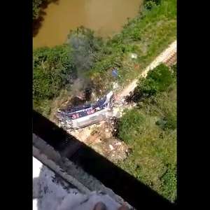 MG: ônibus cai de viaduto de 15m e deixa ao menos 16 mortos