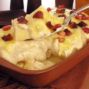 Mandioca de forno gratinada com bacon para refeições em família