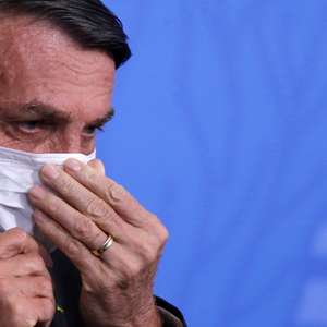 Bolsonaro diz que população deve evitar pânico por pandemia