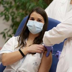 Enfermeira que tomou 1ª vacina na Itália é alvo de ameaça