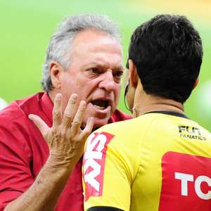 Abel confirma saída, revela choro e critica arbitragem
