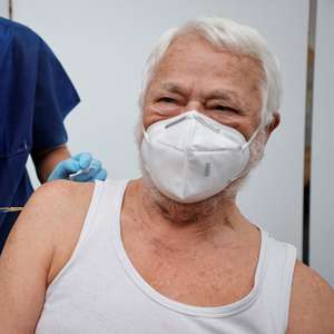 Vacinas de Pfizer e AstraZeneca previnem 80% de ...