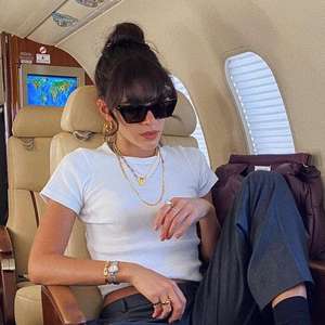 Bruna mistura camiseta, alfaiataria e tênis em look viagem