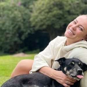 Conheça o luxuoso sítio de Paolla Oliveira, com dois andares, superpiscina e jardim