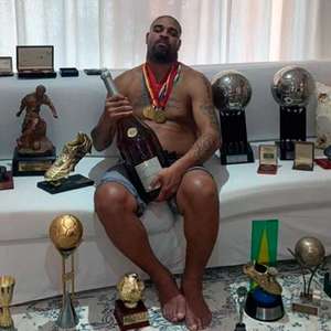 Adriano vende mansão por R$ 9 mi e muda para hotel de luxo