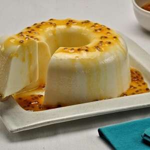 Panna cotta com calda de maracujá: sobremesa pronta em 30 minutos
