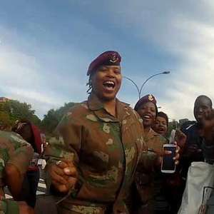 Sul-africanos cantam e dançam na passagem do corpo de Mandela