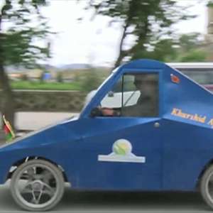 Com painel solar, afegão constrói carro elétrico caseiro