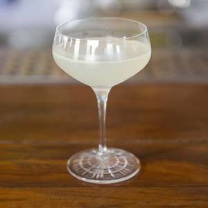 Aprenda a fazer o Gimlet, drinque com gim e suco de limão