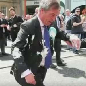 Manifestante atira milk-shake em líder do partido do Brexit