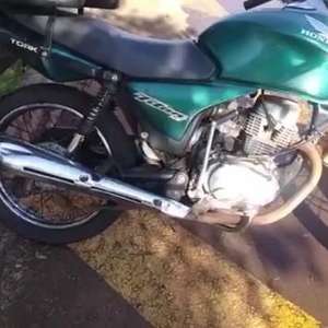 Água na pista provoca queda de moto e deixa homem ferido em Toledo