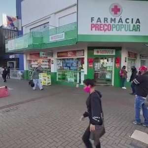 Fila dobra a esquina para atendimento na Agência Central da Caixa em Cascavel