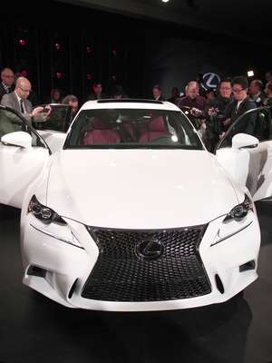 Detroit: Lexus lança nova geração do IS e primeiro híbrido