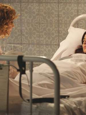 'Lado a Lado': Laura é atropela e levada para sanatório