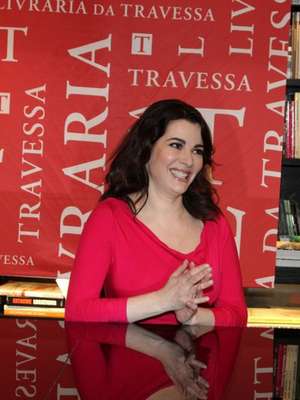 Apresentadora Nigella Lawson realiza noite de autógrafos ...