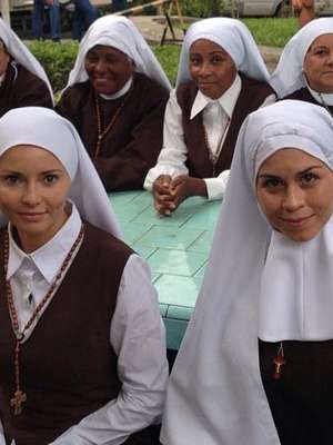 Rita Guedes grava cenas vestida de beata e posta foto