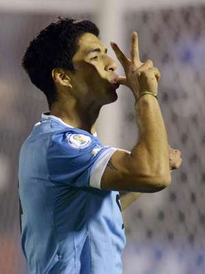 Liverpool disponibilizará avião para Suárez se ...