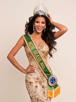 Com roupas decotadas, Jakelyne Oliveira faz fotos antes ...