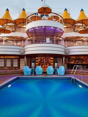 Ao passarem pelo Brasil, cruzeiros aceitam real e dólar