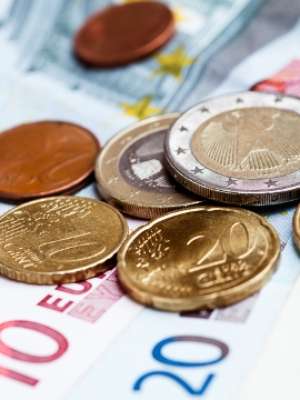 Investir o 13º salário em dólar é operação de risco