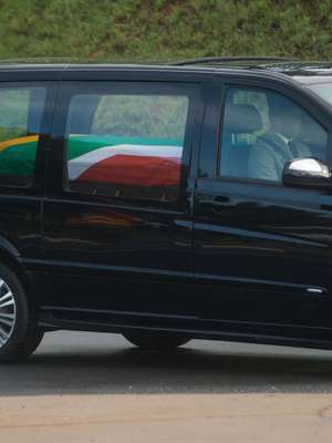 Corpo de Mandela desfila em carro pelas ruas de Pretória