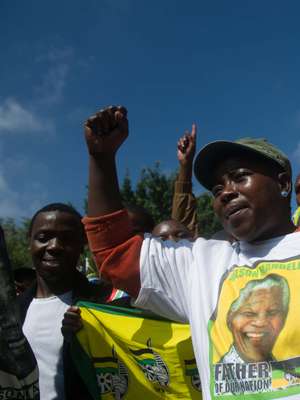 Corpo de Mandela desfila em carro pelas ruas de Pretória