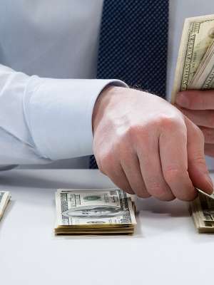 Economistas avaliam queda do câmbio e alta da dívida cambial