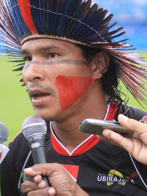 Artilheiro pintado marca, mas 1º time indígena perde ...