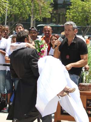 Otaviano Costa chama atenção durante gravação no Rio