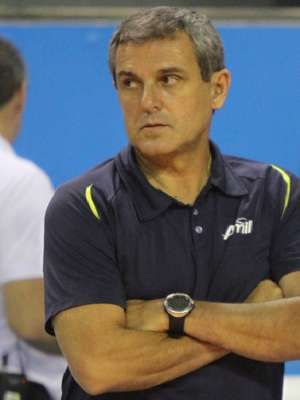 Por foco na Superliga, Zé Roberto evita falar sobre crise