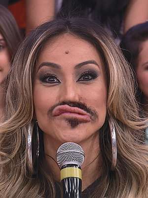 Antes de estreia, Sabrina Sato paga mico no 'Legendários'