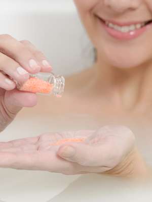 Sais de banho deixam pele macia e relaxada; aprenda a fazer