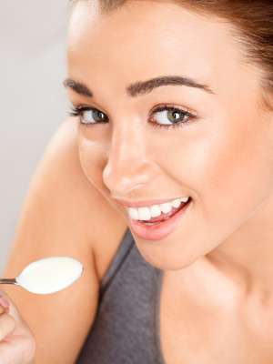 Iogurte ajuda a hidratar, esfoliar e manter a pele jovem