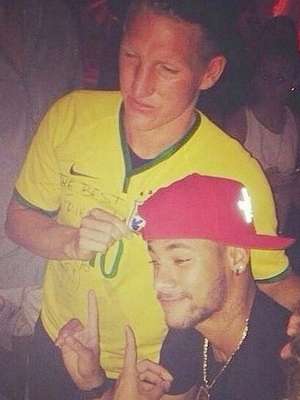 Em Ibiza, Schweinsteiger veste camisa autografada por Neymar