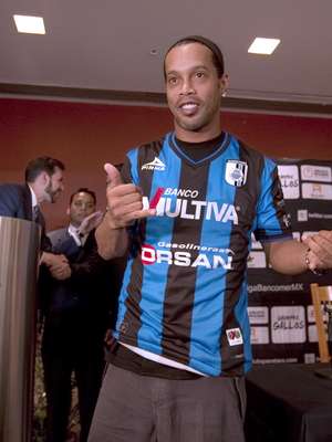 Ronaldinho é apresentado no Querétaro e fala em ser campeão