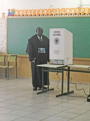 vc repórter: eleitor se veste de Joaquim Barbosa para votar