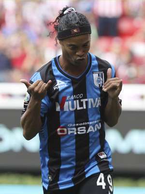 Ronaldinho não gosta de correr, diz preparador do Querétaro